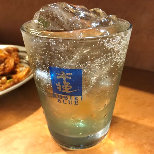 KOBIKI BLUEのグラスに入っている梅酒ソーダ