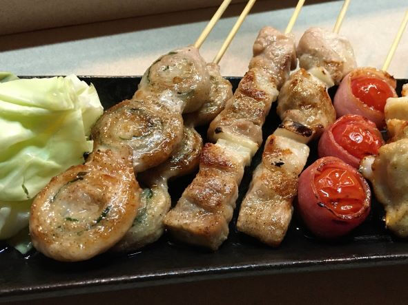 福岡の屋台で食べることができる美味しい焼き鳥串のセット